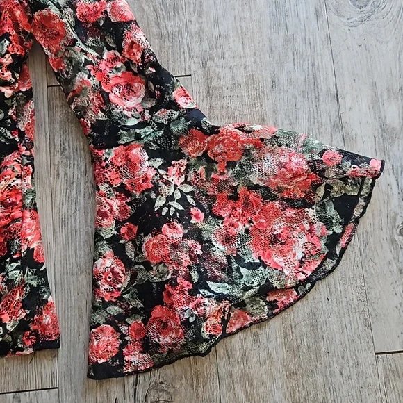 NWOT - VENUS - Lace Bell Sleeve Spaghetti Strap Blouse - Picture 3 of 5